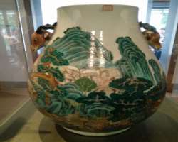 The museum displays ancient Chinese art, calligraphy, paintings, and handmade crafts which help you to know much about ancient Chinese culture.